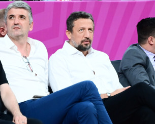 Στα αποδυτήρια της εθνικής Τουρκίας ο Τουρκογλου πανηγύρισε με τις παίκτριες την πρόκριση στην οκτάδα του Eurobasket