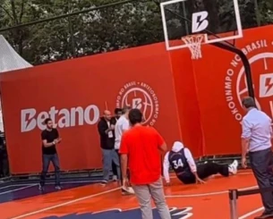 Ο Γιάννης Αντετοκούνμπο έφαγε μία επική τούμπα στην προσπάθειά του να καρφώσει (video) Ο Γιάννης Αντετοκούνμπο έφαγε μία επική τούμπα στην προσπάθειά του να καρφώσει (video)