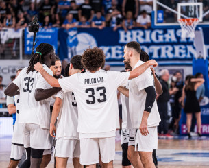 Οι παίκτες της Βίρτους Μπολόνια βγήκαν στο παρκέ με μπλούζες για τον Πολονάρα