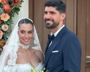 Ο Ανδρέας Μπουχαλάκης παντρεύτηκε την αγαπημένη του Αλεξάνδρα στην Κρήτη