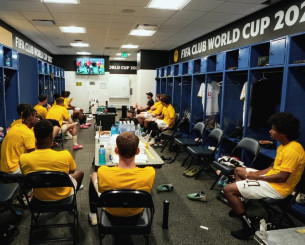 Από τα αποδυτήρια είδαν το πρώτο μέρος οι αναπληρωματικοί της Ντόρτμουντ - Στο δεύτερο κρατούσαν ομπρέλες