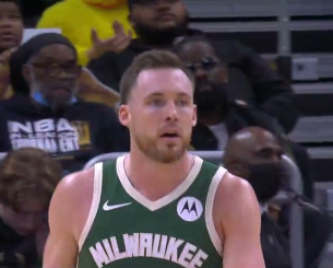 Συνεχίζει στους Μπακς ο Κόνατον