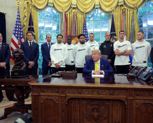 Αμηχανία στον Λευκό Οίκο: Η Γιουβέντους στεκόταν με απάθεια όσο ο Τραμπ μίλαγε για πυρηνικά (video) Αμηχανία στον Λευκό Οίκο: Η Γιουβέντους στεκόταν με απάθεια όσο ο Τραμπ μίλαγε για πυρηνικά (video)