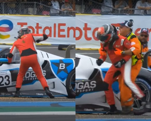 Σε αμόκ οδηγός στο Le Mans: Γρονθοκοπεί αμάξι αντιπάλου και τον κρατάνε για να μην το σπάσει (video) Σε αμόκ οδηγός στο Le Mans: Γρονθοκοπεί αμάξι αντιπάλου και τον κρατάνε για να μην το σπάσει (video)