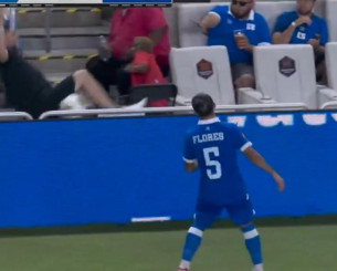 Απίθανο σκηνικό στο Gold Cup: Οπαδός προσπάθησε να κάνει κοντρόλ και έπεσε στο έδαφος (video)