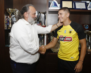 Ο Ηλιόπουλος καλωσόρισε τον Καλοσκάμη στην ΑΕΚ Ο Ηλιόπουλος καλωσόρισε τον Καλοσκάμη στην ΑΕΚ