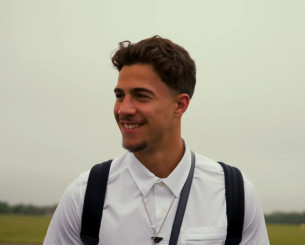 Το video του Κωστούλα με το ταξίδι του στην Αγγλία: Το φιλί της μητέρας του και η είσοδος στο γήπεδο Το video του Κωστούλα με το ταξίδι του στην Αγγλία: Το φιλί της μητέρας του και η είσοδος στο γήπεδο