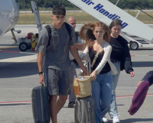 Στην Κω για διακοπές ο Κουμπαρσί με τη σύντροφο του Στην Κω για διακοπές ο Κουμπαρσί με τη σύντροφο του