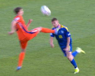 Τρομακτικό μαρκάρισμα στο Ολλανδία-Ουκρανία τιμωρήθηκε με κόκκινη από τον Φωτιά (video)