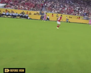 Η «Ref Cam» έκανε ντεμπούτο και έκλεψε την παράσταση στο ματς του Μέσι (video) Η «Ref Cam» έκανε ντεμπούτο και έκλεψε την παράσταση στο ματς του Μέσι (video)