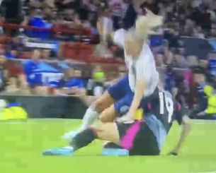 «Μήπως ξέχασε ότι είναι φιλικό»: Τρομερό τάκλιν του Μπονούτσι σε γυναίκα αντίπαλο σε φιλανθρωπικό αγώνα (video)