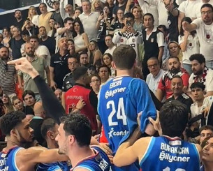 Έξαλλος ο Οσμάνι τσακώθηκε με οπαδούς της Μπεσίκτας στον αποκλεισμό σοκ της Εφές (video) Έξαλλος ο Οσμάνι τσακώθηκε με οπαδούς της Μπεσίκτας στον αποκλεισμό σοκ της Εφές (video)