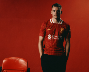 Ο Βιρτς ποζάρει σαν... Γερμανός τουρίστας μετά την επίσημη ανακοίνωση της μεταγραφής του στην Λίβερπουλ