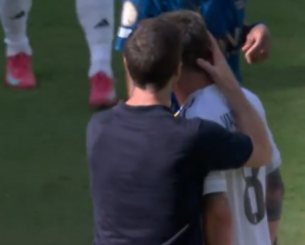 Ο Τσάμπι Αλόνσο έτρεξε να παρηγορήσει τον Βαλβέρδε μετά τη λήξη του αγώνα της Ρεάλ με την Αλ Χιλάλ