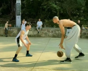 Τι ακριβώς κάνει ο Γουεμπανιαμά μέσα στον ναό των Σαολίν (video) Τι ακριβώς κάνει ο Γουεμπανιαμά μέσα στον ναό των Σαολίν (video)