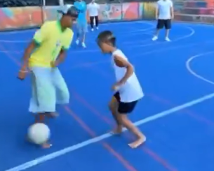 Ο Γιαμάλ παίζει μπάλα στη μεγαλύτερη φαβέλα του Ρίο (video)