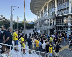 Ουρές κάνει ο κόσμος του Άρη έξω από το Παλέ Ουρές κάνει ο κόσμος του Άρη έξω από το Παλέ