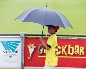 Καταρρακτώδης βροχή πριν το φιλικό της ΑΕΚ (video)