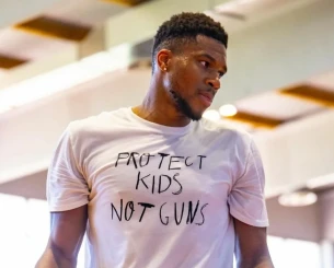 Αντετοκούνμπο: «Προστατέψτε παιδιά, όχι όπλα»