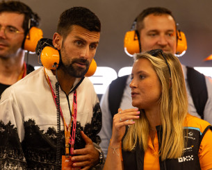 Ανταλλαγή... προϊόντων: Ο Τζόκοβιτς πήρε ένα κράνος F1 και ο Ζακ Μπράουν μία ρακέτα