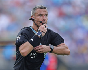 Τι φοράνε οι διαιτητές δίπλα από το ακουστικό τους στο Παγκόσμιο Κύπελλο Συλλόγων (video)