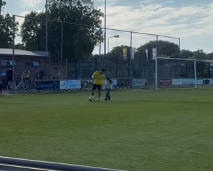 Ο Μάνταλος παίζει με μικρές φίλες της ΑΕΚ μετά την προπόνηση (video)