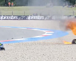 Τρομακτικό ατύχημα στο Moto GP: Η μηχανή ενός οδηγού πήρε φωτιά και βρέθηκε στο έδαφος (video)