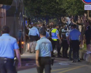 Χαμός στο αεροδρόμιο με παίκτες και οπαδούς της Πόρτο – Πυρά με πλαστικές σφαίρες από την αστυνομία (video)