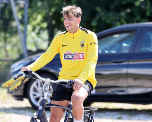 Ευδιάθετος και ατακαδόρος ο Ρότα στην άφιξή του στο Μπουργκ (video)