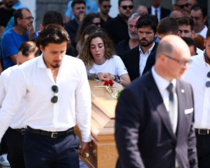 Σκυμμένη συνέχεια πάνω στο φέρετρο - Ανείπωτος ο πόνος για την σύζυγο του Ζότα (video)