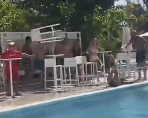 Σάλος: Ποδοσφαιριστής αγγλικής ομάδας πέταξε καρέκλα και ξάπλωσε μια γυναίκα στην Ίμπιζα (video)