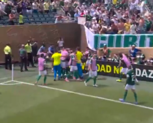 Το «χρυσό γκολ» του Παουλίνιο που έδωσε τη νίκη στη Παλμέιρας (video)