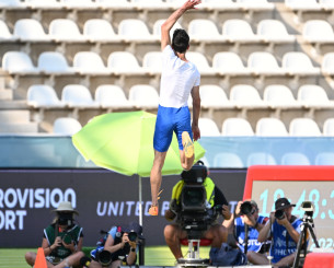 Ιπτάμενος: Η απίθανη φωτογραφία του Μίλτου Τεντόγλου στο μεγάλο άλμα που έκανε