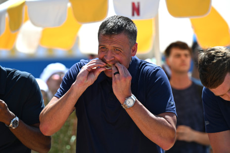 «Βυθίστηκε» στο αλκοόλ και στις ουσίες και τώρα ο «πιο μισητός άνθρωπος στον κόσμο» πουλάει ολυμπιακά μετάλλια για να ζήσει