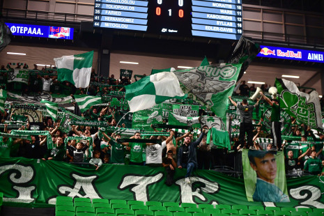 Πανέμορφη ατμόσφαιρα στο ΟΑΚΑ από 10.000 οπαδούς - Ξεχωρίζουν και οι 300 φίλοι του Ηρακλή (video)