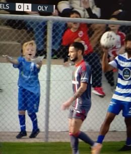 Απίθανο σκηνικό: Μικρός φίλαθλος ζητούσε αυτόγραφο από τον Καμπελά εν ώρα αγώνα! (photos)