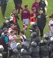 Το απόλυτο χάος στην Αργεντινή - Μπουνιές, σπρέι πιπεριού και ξύλο παικτών με αστυνομία (video)