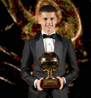 Ποια καθόταν στην πρώτη σειρά τη στιγμή της βράβευσης του Μουζακίτη