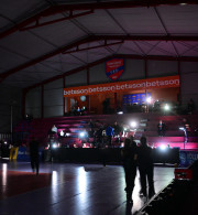 Η στιγμή που έπεσαν τα φώτα στο Ολυμπιακός-ΠΑΟΚ στον τελικό του League Cup (video)