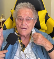 Συγκλονίζει η... σούπερ γιαγιά από την Κρήτη: «Η ΑΕΚ είναι η καρδιά μας, η θρησκεία μας» (video)