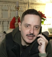 Ο Αλέξανδρος Τσουβέλας δίνει μια... ξεχωριστή νότα με τις μιμήσεις του στο United with Athletiko (video)