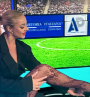 Το τολμηρό outfit της αθλητικής δημοσιογράφου προκάλεσε παραλήρημα - Πολλοί σχολίασαν ότι ήταν... ακατάλληλο (photos)