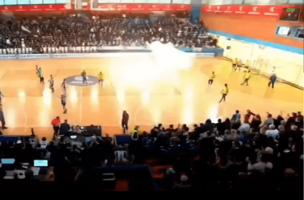 Το βίντεο από τη στιγμή της έκρηξης και της αποχώρησης των παικτών της ΑΕΚ