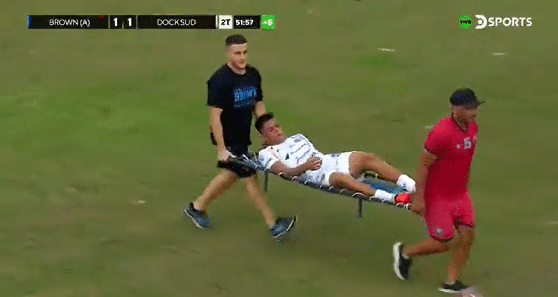 Τρελό σκηνικό σε αγώνα της Αργεντινής - Τραυματιοφορέας έριξε κάτω αντίπαλο παίκτη και προκάλεσε χαμό στο γήπεδο (vid)