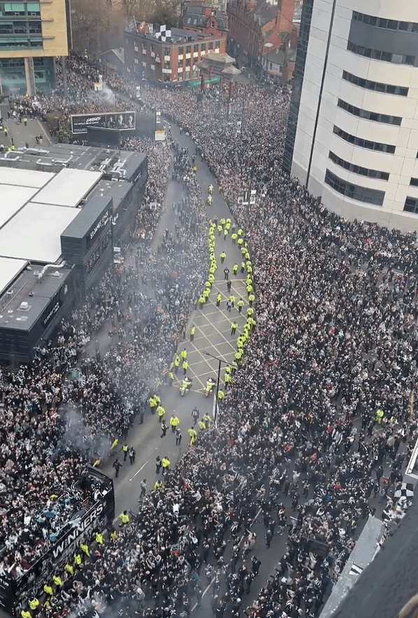 Tρέλα με 300.000 κόσμο στους δρόμους - Παίκτες και οπαδοί της Νιούκαστλ πανηγύρισαν με την ψυχή τους (vid)