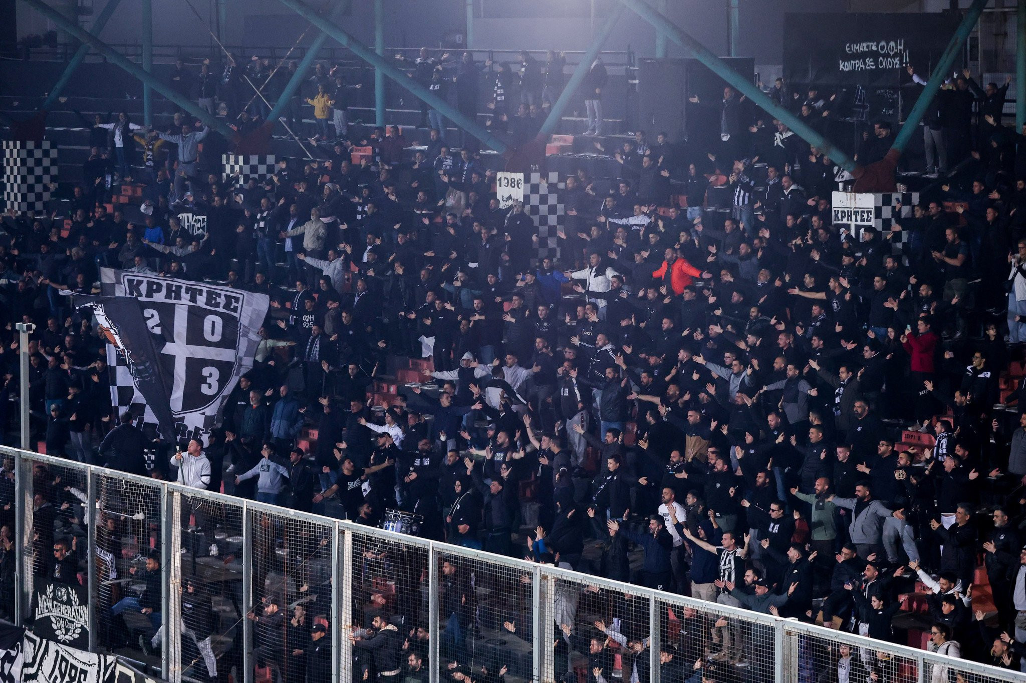 Οπαδοί του ΟΦΗ περίμεναν την αποστολή στο αεροδρόμιο για να αποδοκιμάσουν τους παίκτες