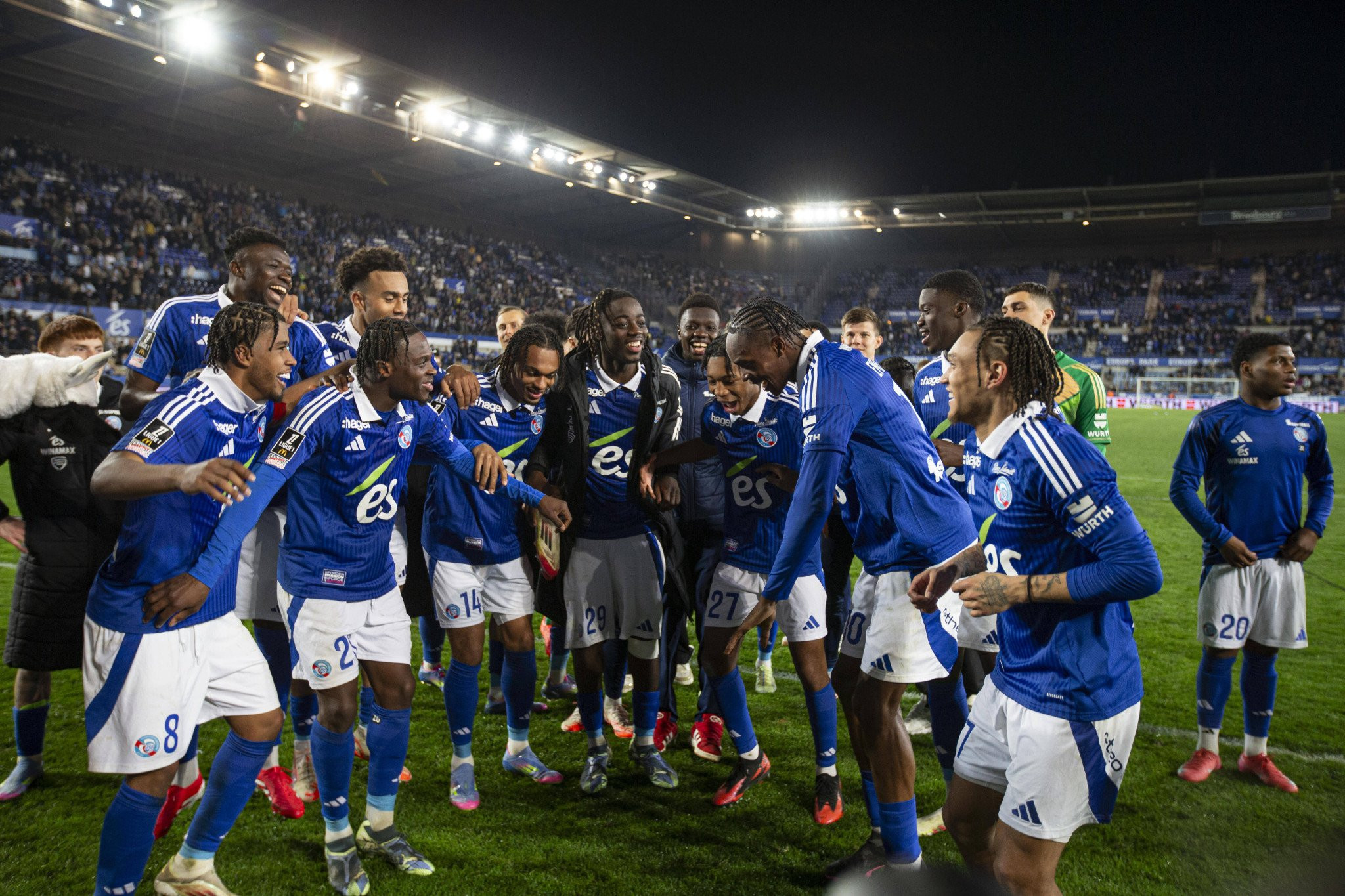 Τα πιτσιρίκια του Στρασβούργου κάνουν πλάκα και στοχεύουν στα αστέρια