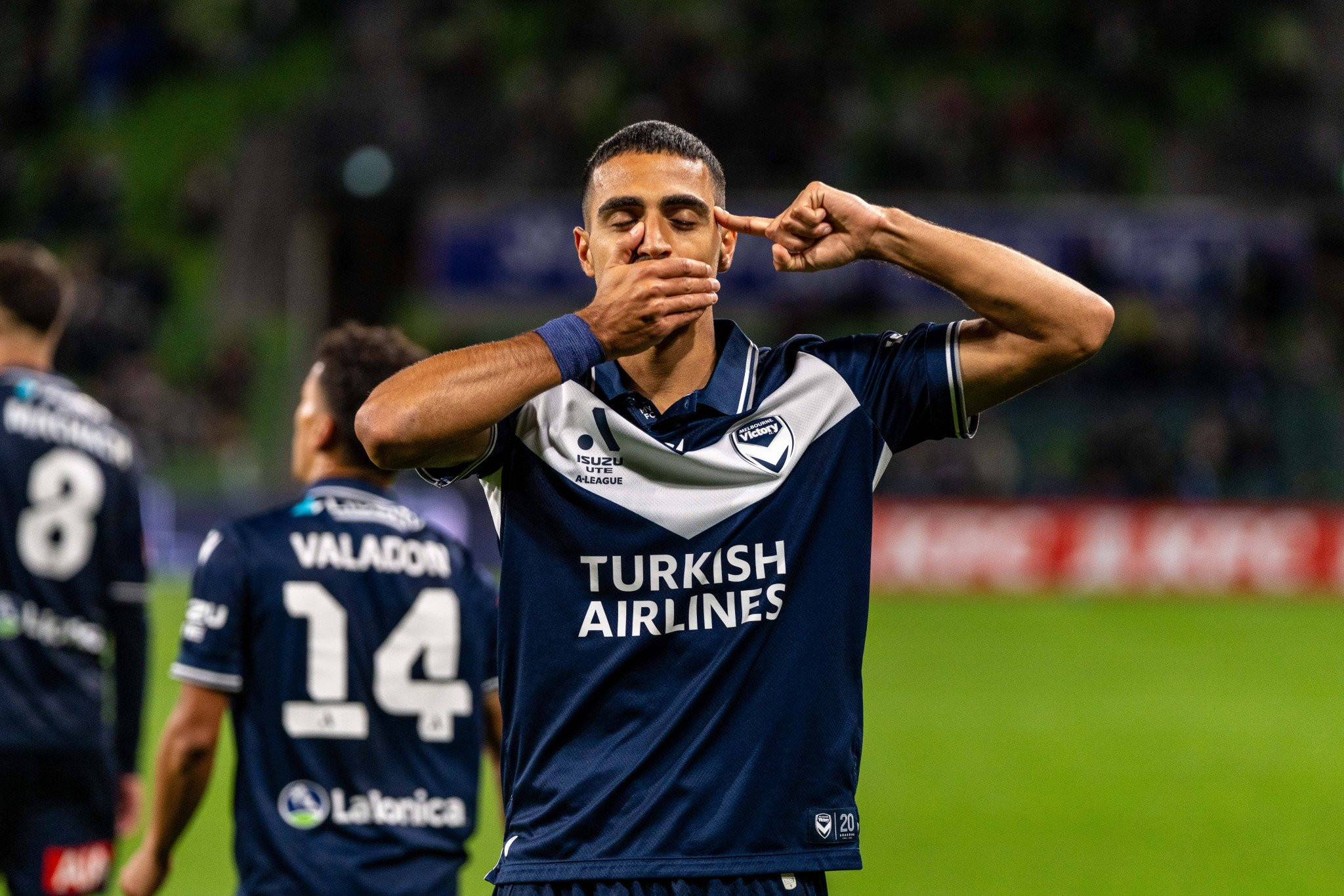 Ο Βέργος ήταν... on fire, πέτυχε δυο γκολ σε τρία λεπτά στη νίκη της Μέλμπουρν Βίκτορι! (vid)