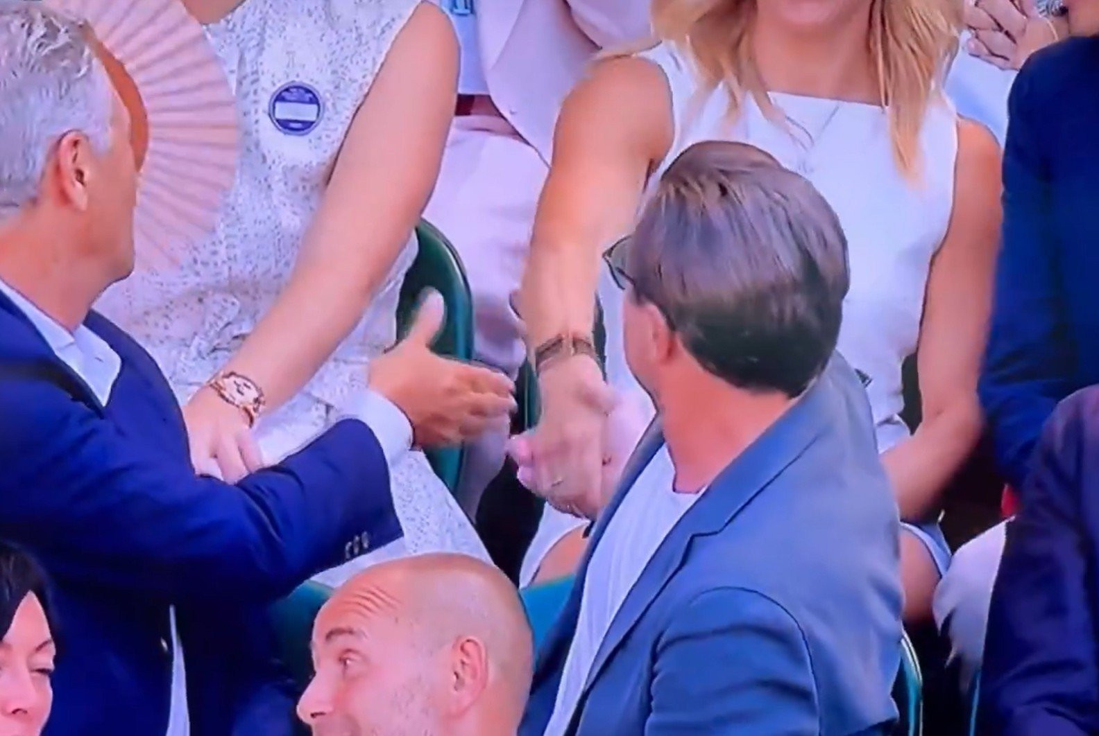«Γύπας» Ντι Κάπριο πήγε στο Wimbledon και βρήκε την ευκαιρία να φλερτάρει την ώρα του ημιτελικού