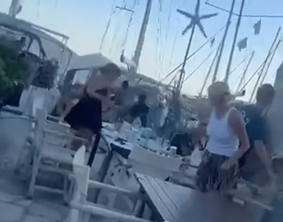 Αποκαλυπτικό βίντεο: Το πολυτελές γιοτ του Κριστιάνο Ρονάλντο περνά και δημιουργεί πανικό στο λιμάνι της Αγίας Κυριακής στο Βόλο